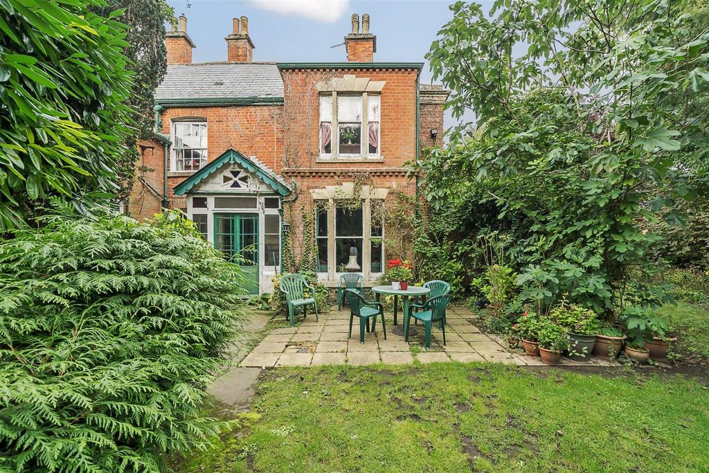 Hillworth Road, Devizes 4 bed semidetached house for sale £450,000