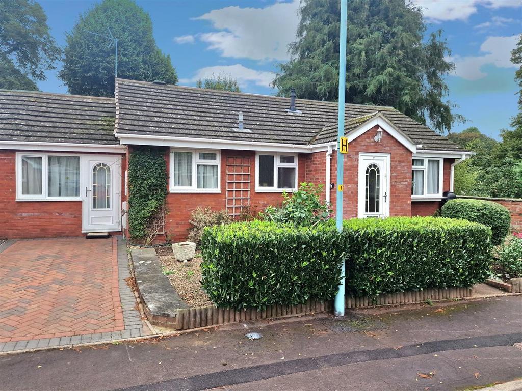 Friars Walk, Newent 3 bed semidetached bungalow for sale £349,950