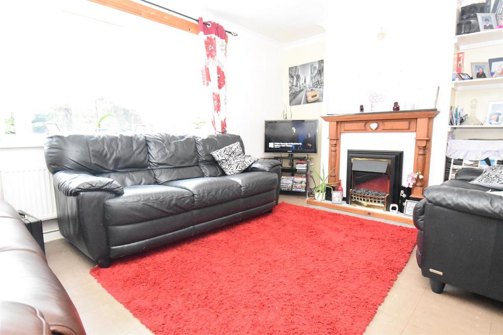 Rochford Garden Way, Rochford 2 bed apartment for sale £165,000