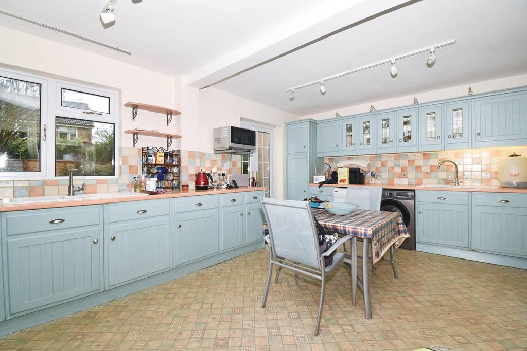 Regency Gardens, WALTONONTHAMES, KT12 4 bed detached house to rent