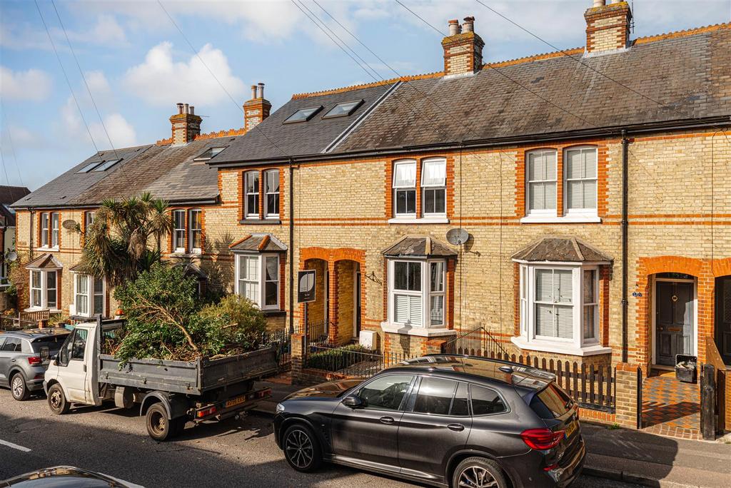 Yorke Road, Reigate 3 bed house £2,500 pcm (£577 pw)