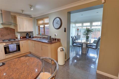 19 Berkeley Close, Hucclecote, Gloucester, GL3 3TG