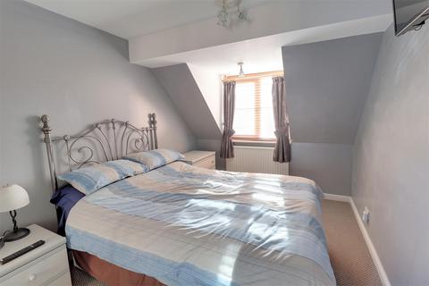 19 Berkeley Close, Hucclecote, Gloucester, GL3 3TG