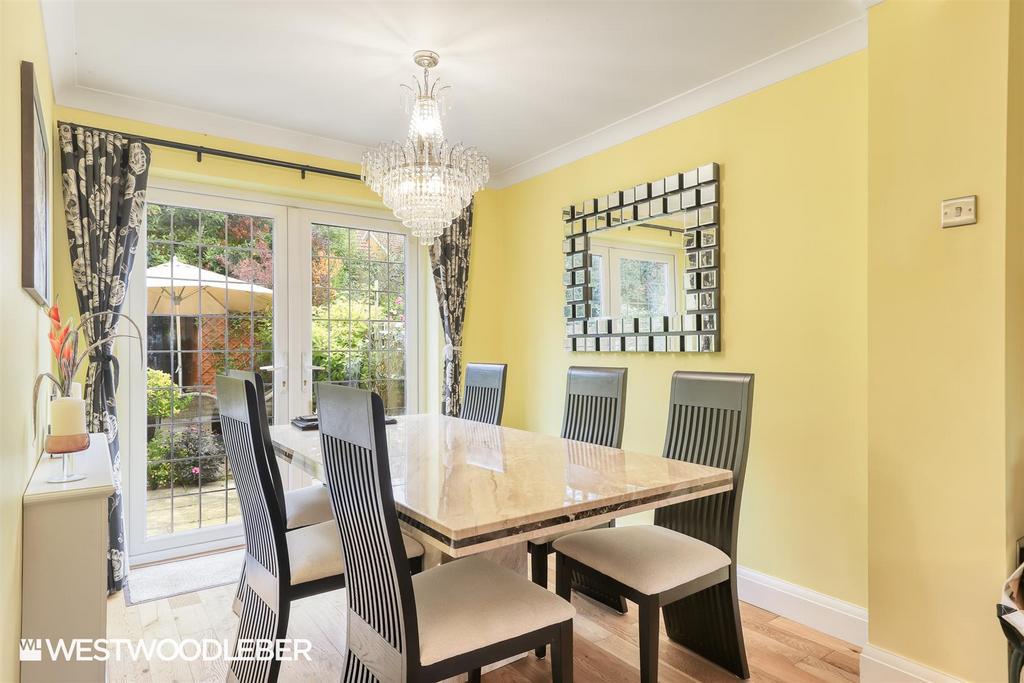 Kingfisher Close, Ware SG12 4 bed detached house for sale £650,000
