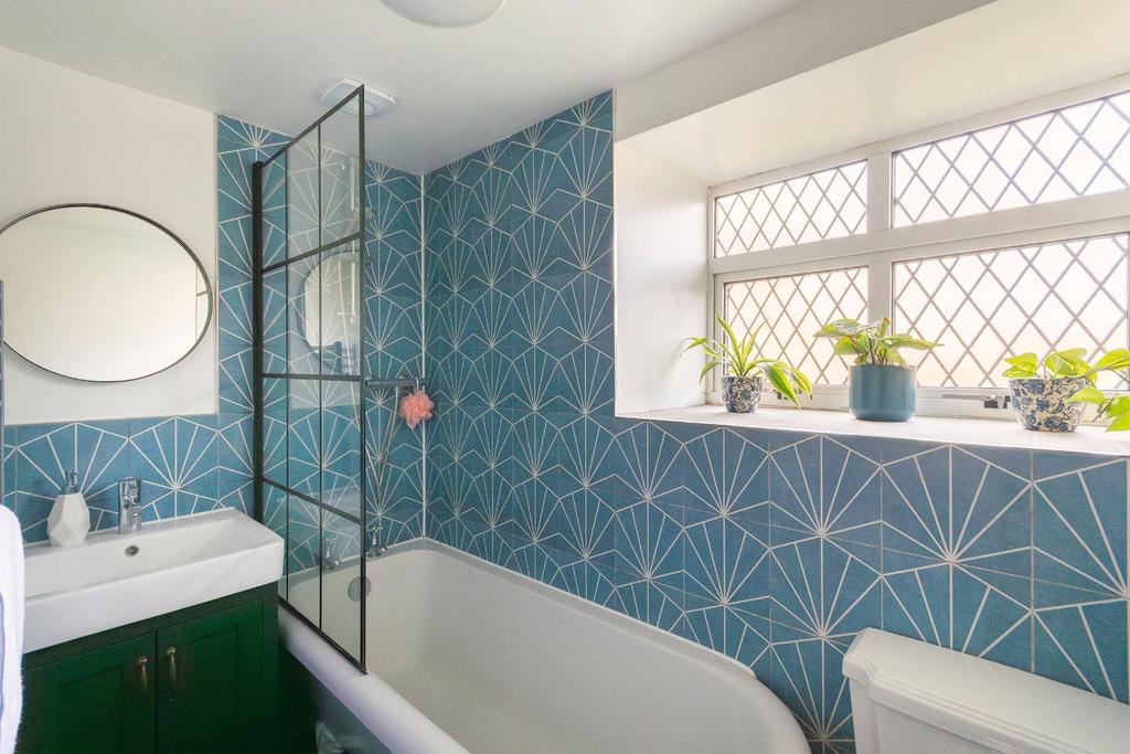 DAOREUVELLEB72 - Bathroom B.jpg