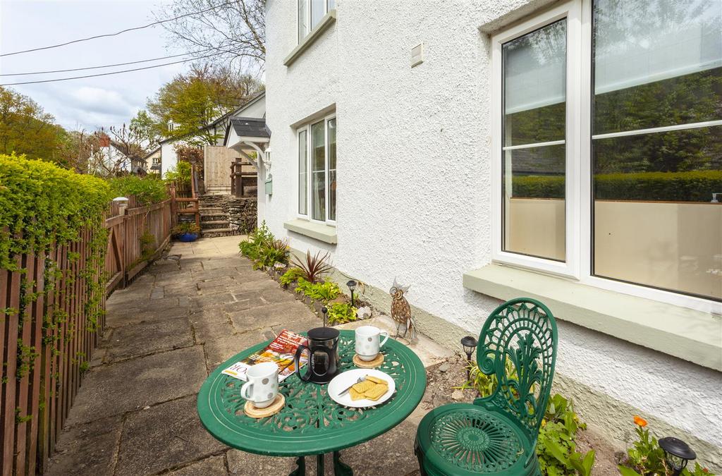 Garden table and chairs out the front .jpg