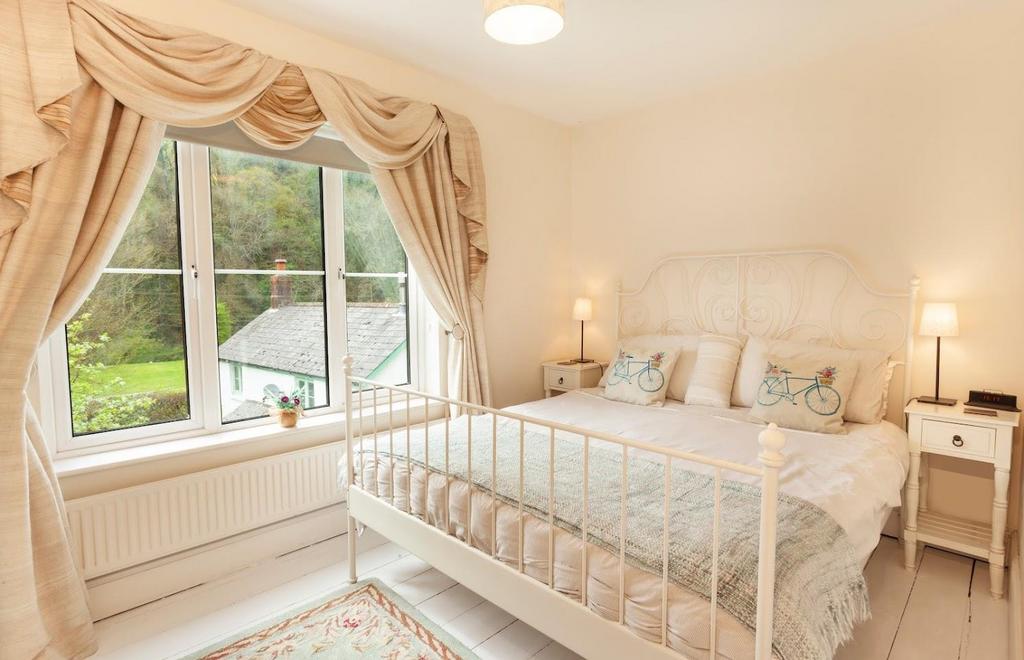Main bedroom with bed.jpg