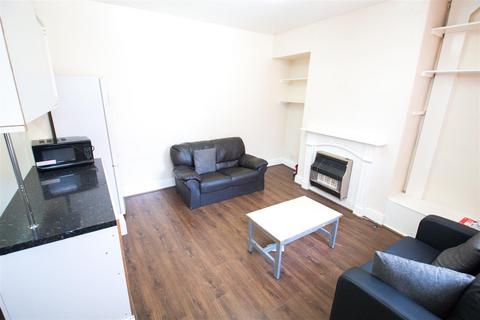 3 bedroom terraced house to rent - Kelsall Terrace, Hyde Park, Leeds, LS6 1RD