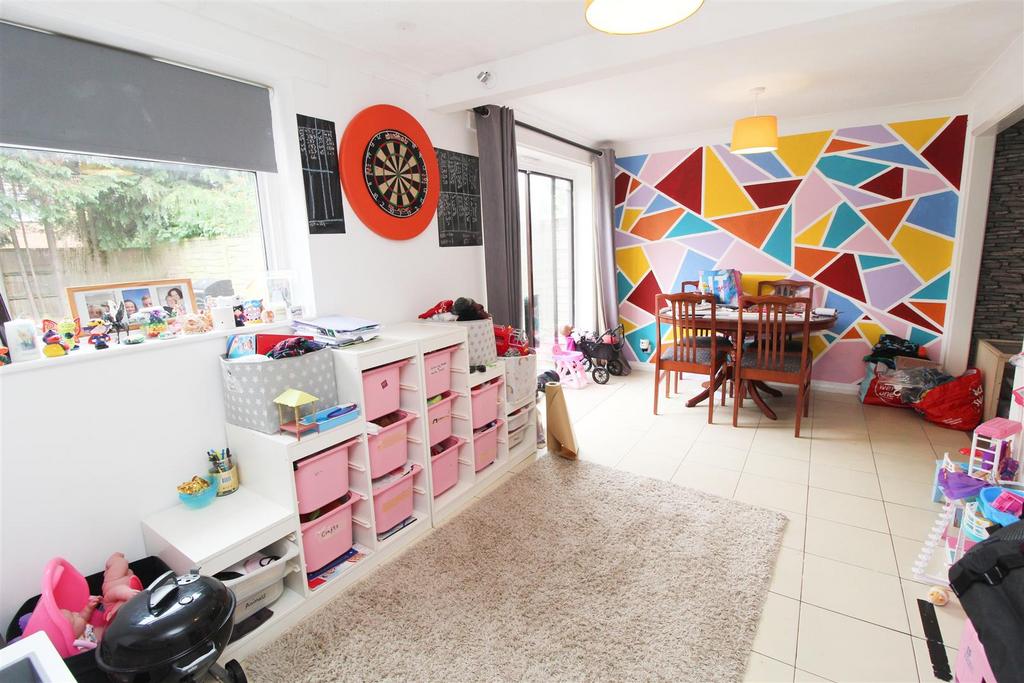 Whaddon Way, Bletchley, Milton Keynes 3 bed semidetached house for