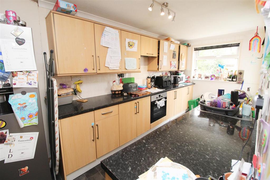 Whaddon Way, Bletchley, Milton Keynes 3 bed semidetached house for