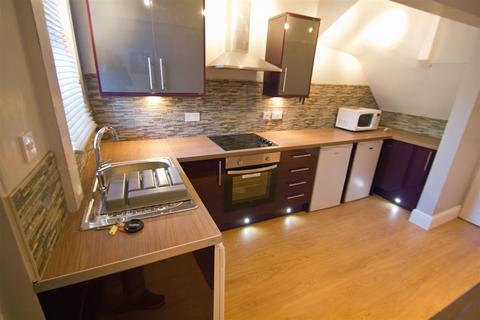 3 bedroom terraced house to rent - Chestnut Grove, Hyde Park, Leeds, LS6 1BB