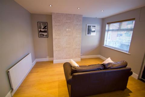3 bedroom terraced house to rent - Chestnut Grove, Hyde Park, Leeds, LS6 1BB