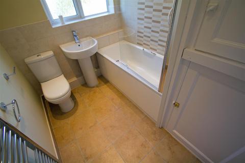 3 bedroom terraced house to rent - Chestnut Grove, Hyde Park, Leeds, LS6 1BB