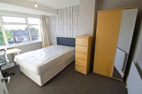 3 bedroom terraced house to rent - Chestnut Grove, Hyde Park, Leeds, LS6 1BB