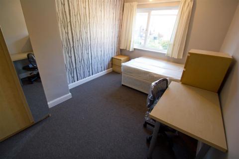 3 bedroom terraced house to rent - Chestnut Grove, Hyde Park, Leeds, LS6 1BB