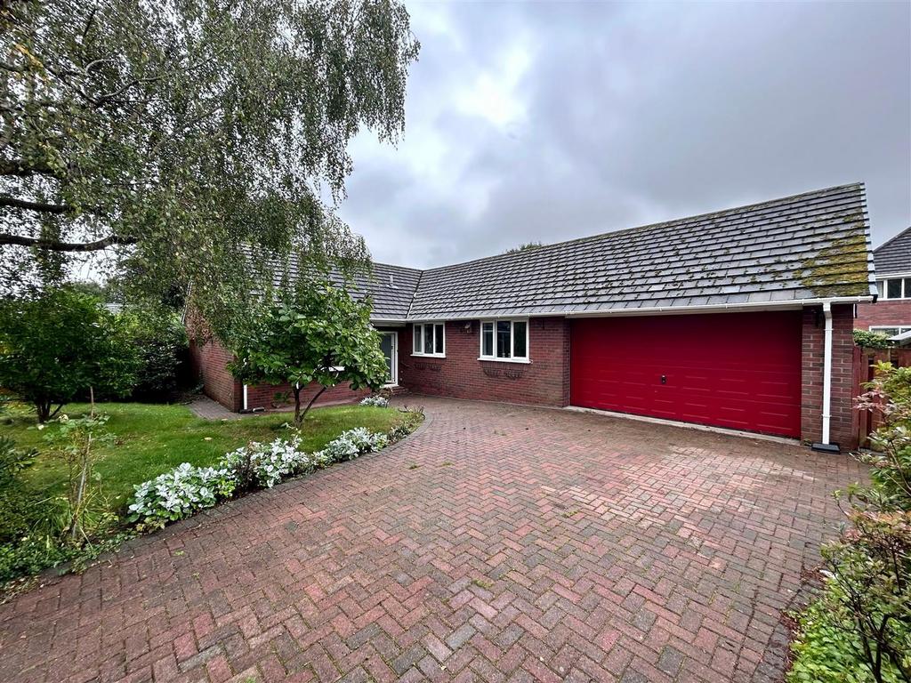 The Spinney, Cuddington, Northwich 4 bed detached bungalow £1,750 pcm