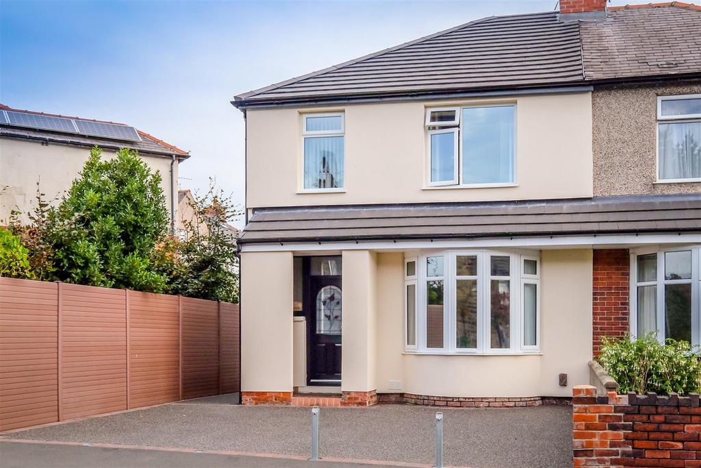 Quarmby Road, Huddersfield, HD3 3 bed semidetached house for sale £