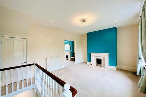 3 bedroom end of terrace house for sale - Wood Street, Longwood, Huddersfield