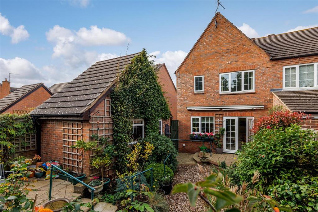 Chestnut Grove, Moreton Morrell, Warwick 2 bed semidetached house for