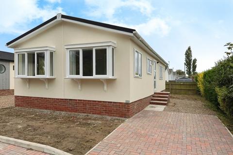 2 bedroom park home for sale, Lincoln, Lincolnshire, LN4
