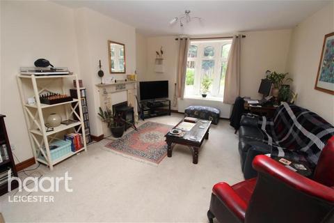 4 bedroom semi-detached house to rent, Sports Road, Glenfield