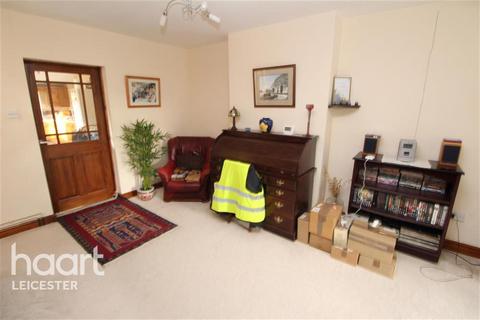 4 bedroom semi-detached house to rent, Sports Road, Glenfield