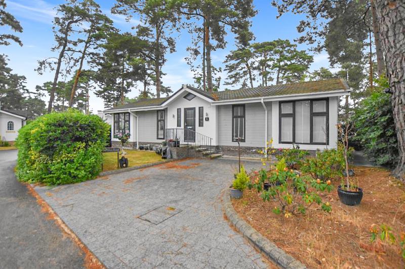 Lone Pine Park Lone Pine Drive BH22 8ND 2 bed park home for sale £299,950