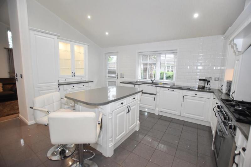 Lone Pine Park Lone Pine Drive BH22 8ND 2 bed park home for sale £299,950
