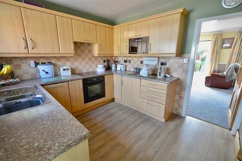 3 bedroom end of terrace house for sale - Chestnut Close, Hampton, Evesham, WR11 2PA