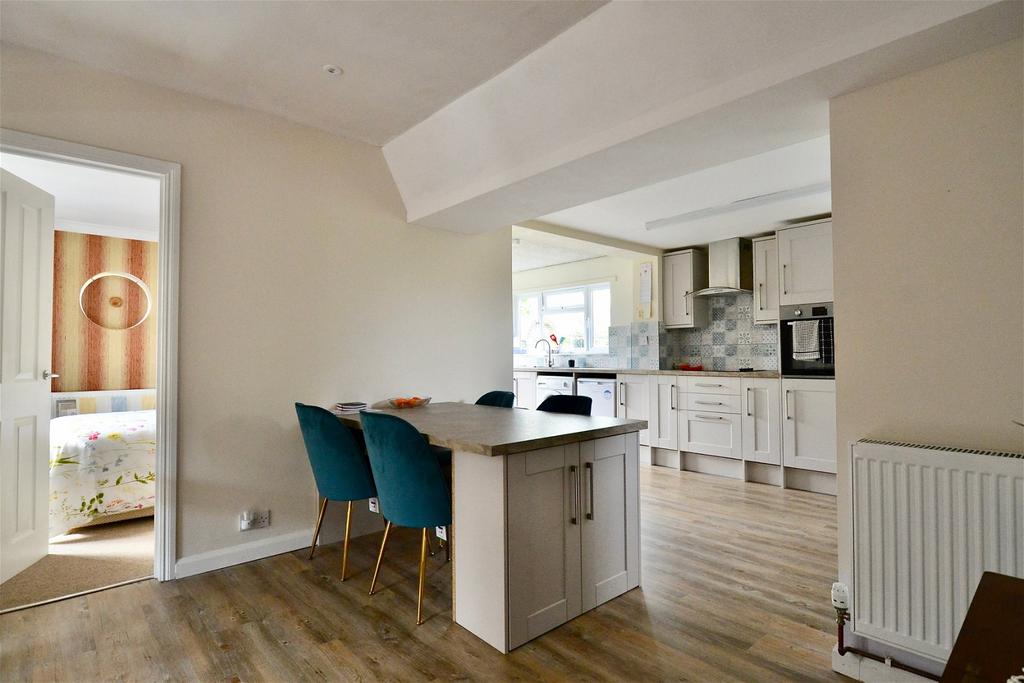 West Side, North Littleton, Evesham, WR11 8QP 3 bed detached bungalow