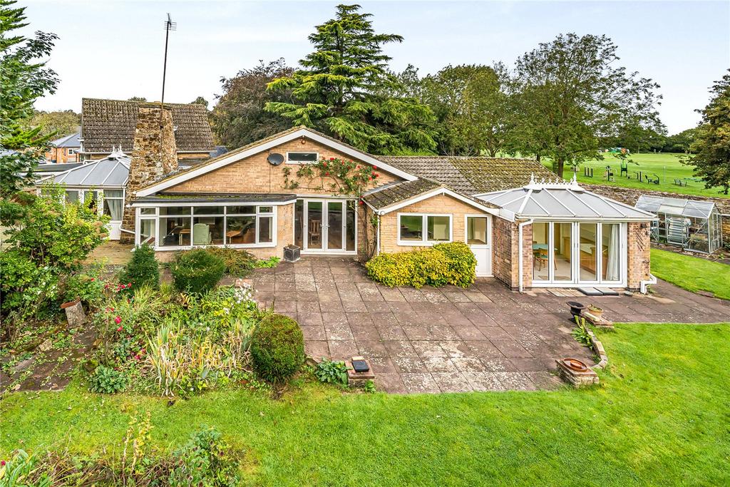 Gate Lane, Broughton, Northamptonshire, NN14 3 bed detached house for