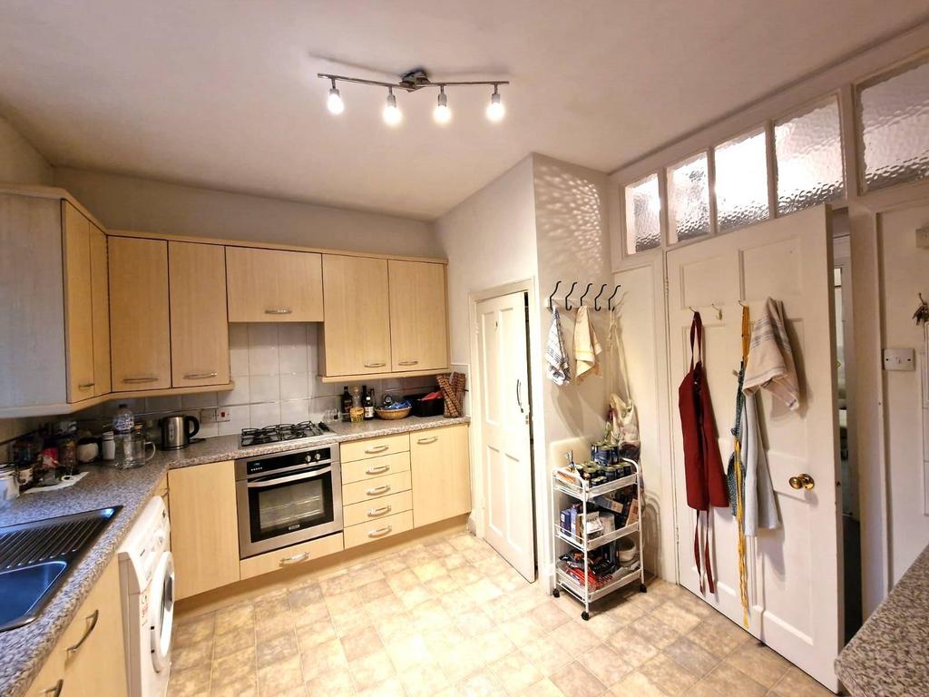3 Bedroom purpose built flat in highly sought aft