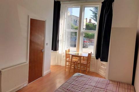 Studio to rent, Boscombe Spa Road, Bournemouth