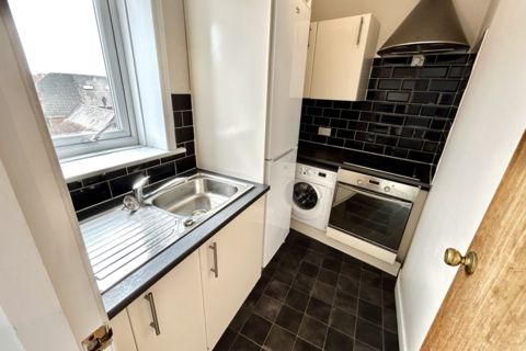 Studio to rent, Christchurch Road, Boscombe