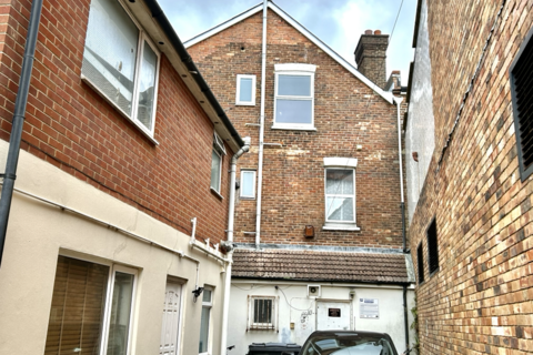 Studio to rent, Christchurch Road, Boscombe