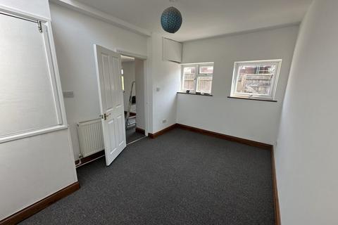 1 bedroom detached bungalow to rent, Portman Road