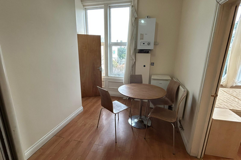 1 bedroom flat to rent, Boscombe Spa Road, Boscombe Spa