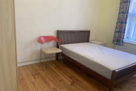 2 bedroom flat to rent, Crabton Close Road