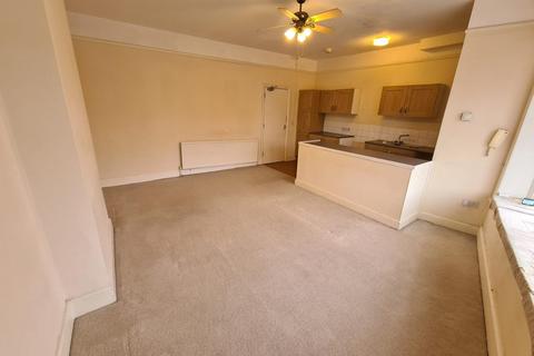 3 bedroom maisonette to rent, Seabourne Road