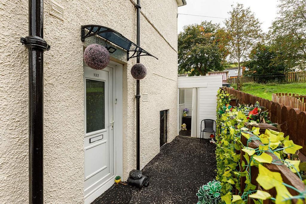 137 Wood Street, Galashiels... 2 bed ground floor flat £90,000