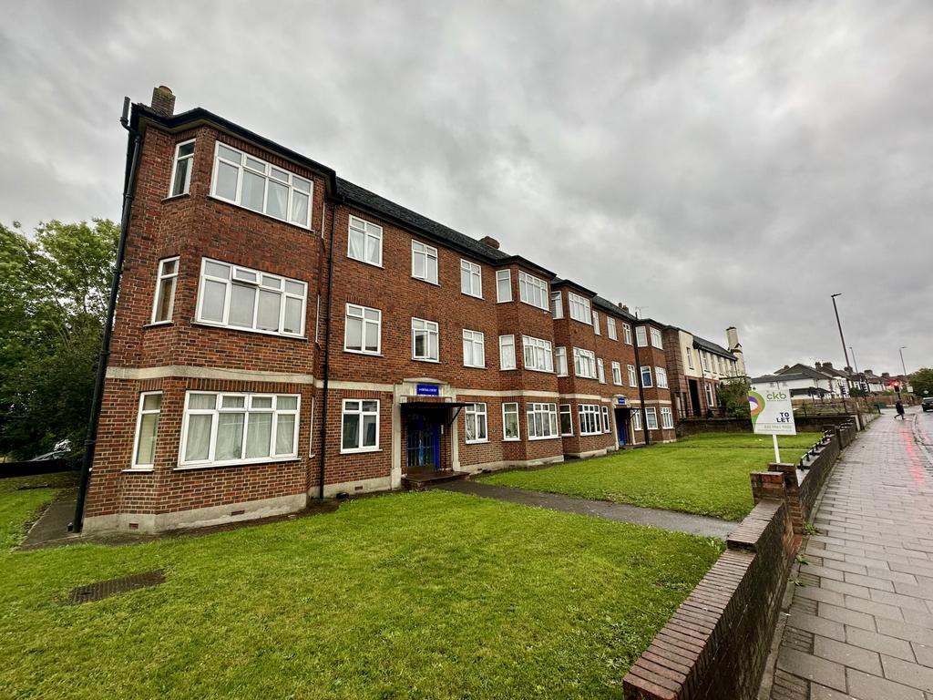 Royal Court, Court Road, Eltham, SE9 2 bed flat to rent £1,550 pcm (£