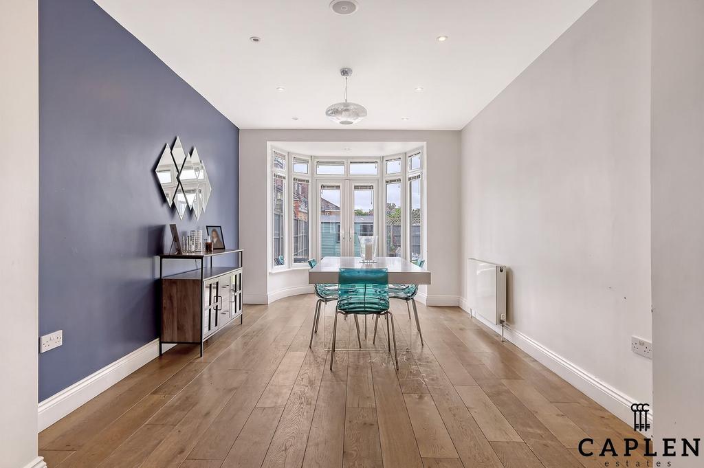 Amberley Gardens, Enfield, EN1 4 bed terraced house £2,750 pcm (£635 pw)