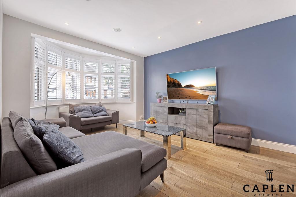 Amberley Gardens, Enfield, EN1 4 bed terraced house £2,750 pcm (£635 pw)