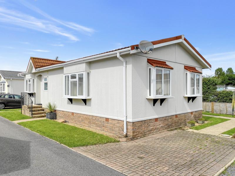 Weymans Avenue Kinson BH10 7JX 2 bed park home for sale £175,000