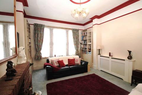 3 bedroom flat for sale, Kingston Road, New Malden
