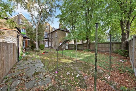 15a Park Avenue, London, NW2 5AN