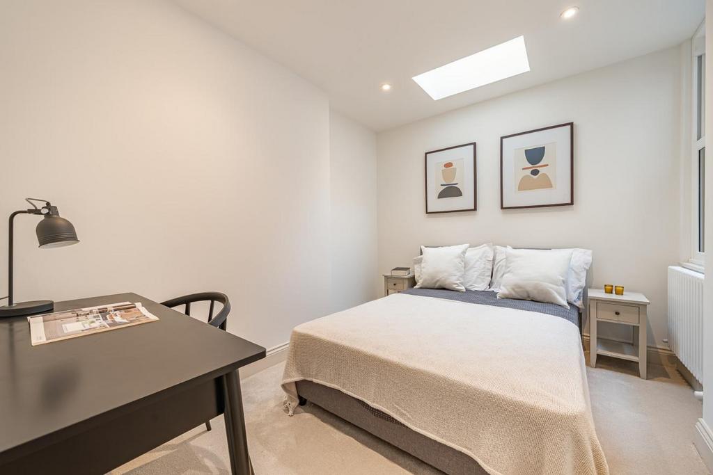 Quicks Road, South Wimbledon 2 bed flat for sale £525,000