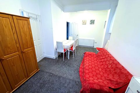 3 bedroom semi-detached house to rent, Farnham Road, Ilford IG3