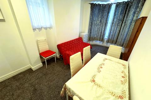 3 bedroom semi-detached house to rent, Farnham Road, Ilford IG3