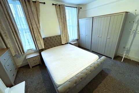 3 bedroom semi-detached house to rent, Farnham Road, Ilford IG3